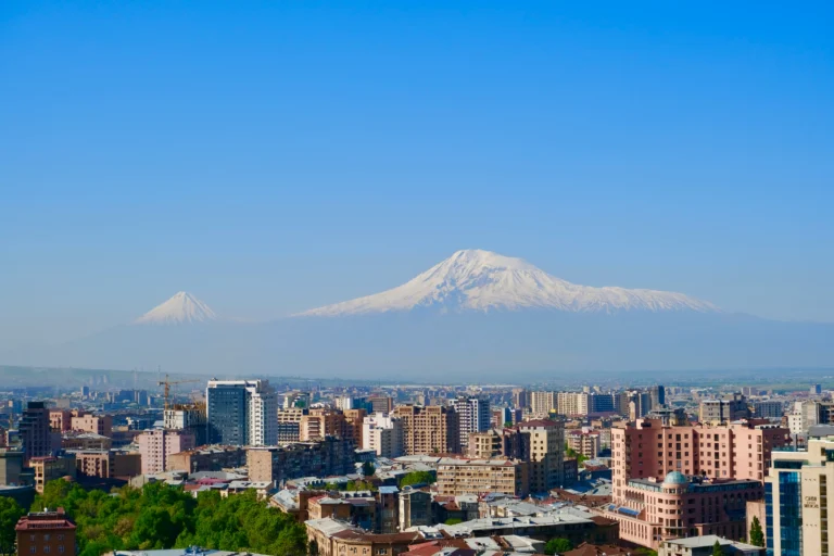 Jerewan mit dem Ararat im Hintergrund
