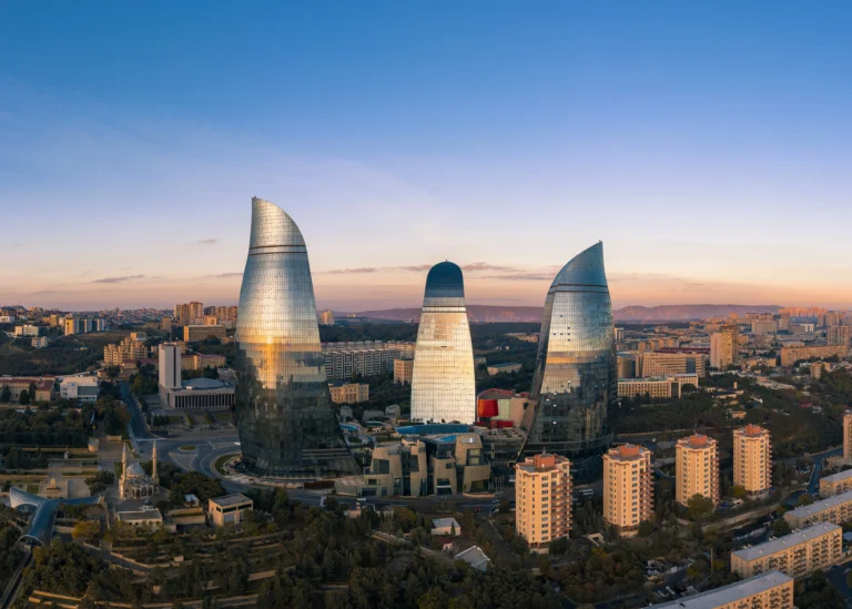Skyline von Baku mit den Flame Towers
