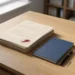 Gestempelte Formulare, Mappe und Füller auf einem Schreibtisch
