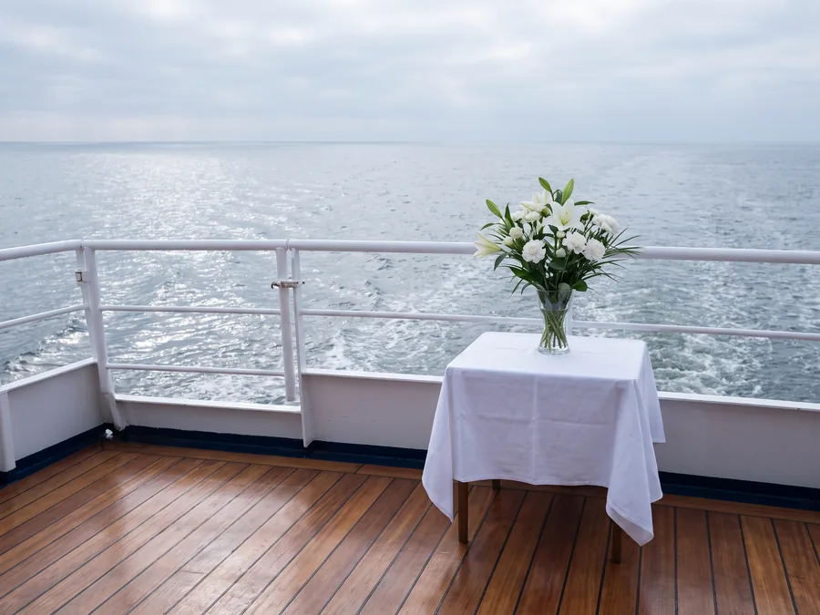 Weiße Blumen auf dem Achterdeck eines Schiffes