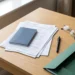 Formulare, Reisepass und Mappe auf einem Schreibtisch